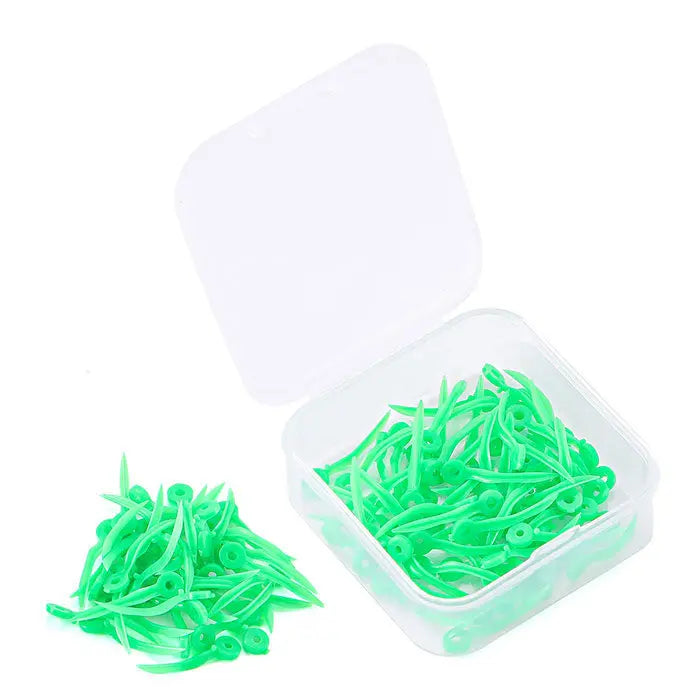 Dental Disposable Wedges With Hole Plastic Tooth Gap Wedge 4 Sizes 100pcs/Box: Green dental wedges in transparent box and pile, small plastic interdental spacers with circular holes for easy handling, used in dental procedures for tooth filling and gap management