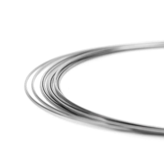 Close-up view of Archwire NiTi Super Elastic Square Round 0.014 Lower 10pcs/Pack, showing smooth, curved metallic wires with a shiny surface, demonstrating the product's flexibility and quality for dental orthodontic use.