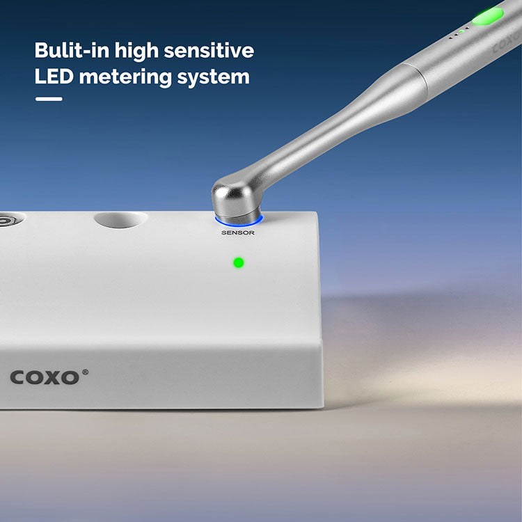[18404021] COXO LED क्योरिंग लाइट, लाइट-क्योरिंग और कैरीज डिटेक्शन मोड, लाइट मीटर के साथ, 360° रोटेशन हेड, मेटल बॉडी।